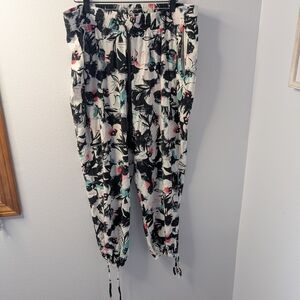 Lane Bryant Floral Smocked Waist Jogger Pants
Size 14/16‎